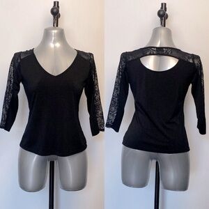 3/$15 Black three-quarter sleeve lace keyhole back Vneck blousesize medium